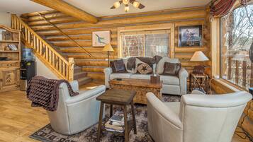 Deluxe Cabin, Lake View | Living area