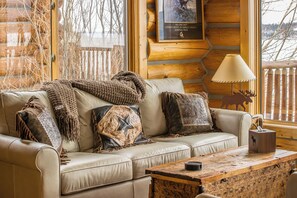 Living area - Hebgen Lakeshore Retreat (West Yellowstone)