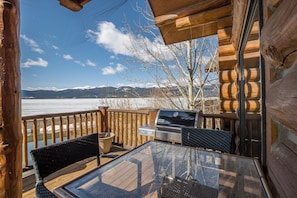 Outdoor dining - Hebgen Lakeshore Retreat (West Yellowstone)