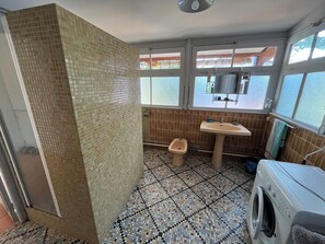 Bathroom - Vrbo Property (Soulac-sur-Mer)