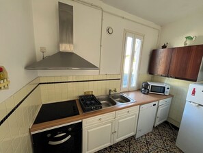 Private kitchen - Vrbo Property (Soulac-sur-Mer)