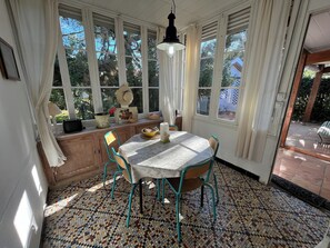 Dining - Vrbo Property (Soulac-sur-Mer)