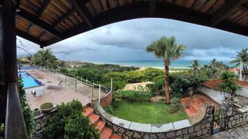 Quarto casal luxo, varanda coberta, vista para o mar | Área da propriedade