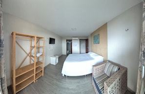 Chambre Standard double, lanai | Bureau, fer et planche à repasser, accès au Wi-Fi (inclus)