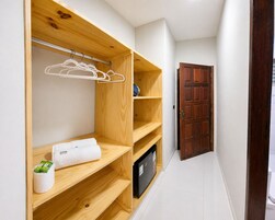 Escritorio, tabla de planchar con plancha y wifi gratis 