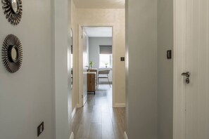 Interior - Stylish house with Backyard + 4 min walk to Beach (Great Yarmouth)