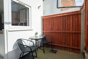 Outdoor dining - Stylish house with Backyard + 4 min walk to Beach (Great Yarmouth)