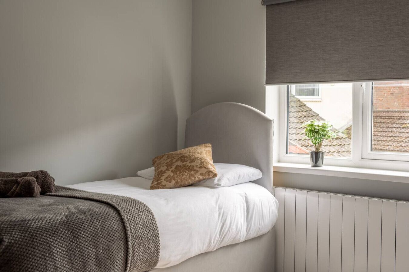 2 bedrooms, desk, iron/ironing board, WiFi