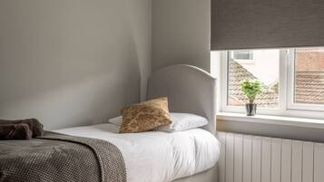 2 bedrooms, desk, iron/ironing board, WiFi