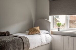 2 bedrooms, desk, iron/ironing board, WiFi - Stylish house with Backyard + 4 min walk to Beach (Great Yarmouth)