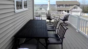 Outdoor dining - Saratoga Sunset Lake House - 10 Min to Race Track & Downtown (Saratoga Springs)