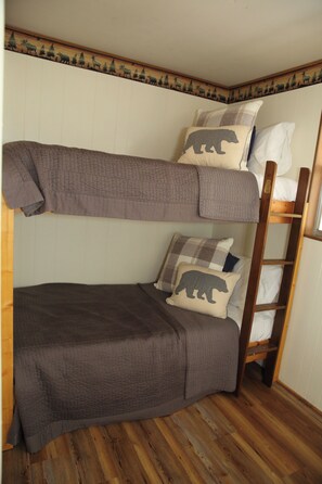 3 bedrooms, iron/ironing board, WiFi, bed sheets - Creekside Bliss - Relax on Massive Porch with Family (Highlands)