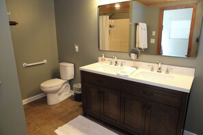 Shower, hair dryer, towels, soap - Creekside Bliss - Relax on Massive Porch with Family (Highlands)