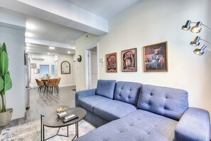 TV - Modern 1BR on Sainte-Catherine | Walk to Metro (Montréal)