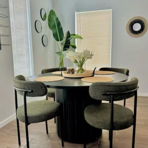 Dining - Cozy luxury 1-bedroom apartment in McAllen near major Hospitals with AC (McAllen)