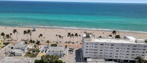 Plage, parasols, serviettes de plage