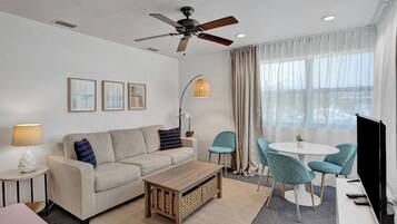Apartamento superior, vista para o oceano | Opções para refeição no quarto