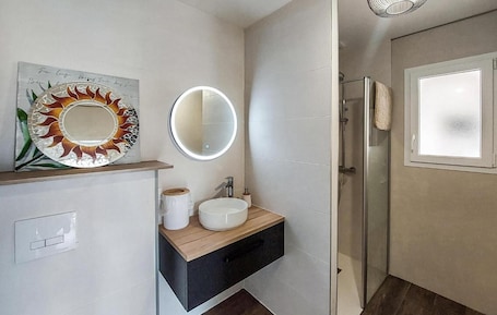 シャワー、タオル. Holiday Home 'Entre-Mer Et Monts' with Private Terrace, Garden and Air Conditioning