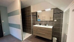 A bathroom with a modern design, featuring a large mirror, a double sink, and a shower area. - Charming house in the heart of L'Aiguillon-sur-mer - 8 people (L'Aiguillon-la-Presqu'île)