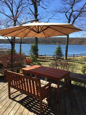 Outdoor dining - Spring fed Lake front home floating dock and boats (Milford)