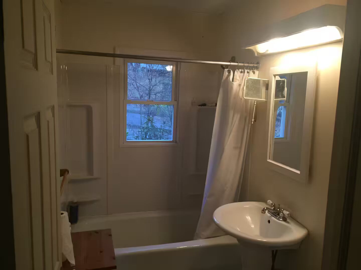 Sèche-cheveux, bidet, serviettes fournies, savon