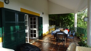 Outdoor dining - Holiday Home 'Casa Das Figueiras' with Private Pool, Private Terrace and Wi-Fi (Pinhal Novo)