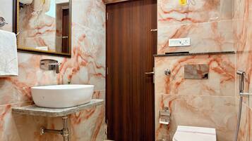 Suite Luxury, balcone, vista città | Bagno