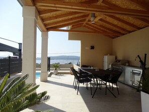 Outdoor dining - Apartments Oliva with Shared Heated Pool / Two Bedroom Apartment with Pool (Kaštel Sućurac)