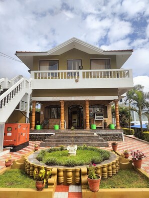 Klassieke villa, balkon, uitzicht op heuvels | Exterieur