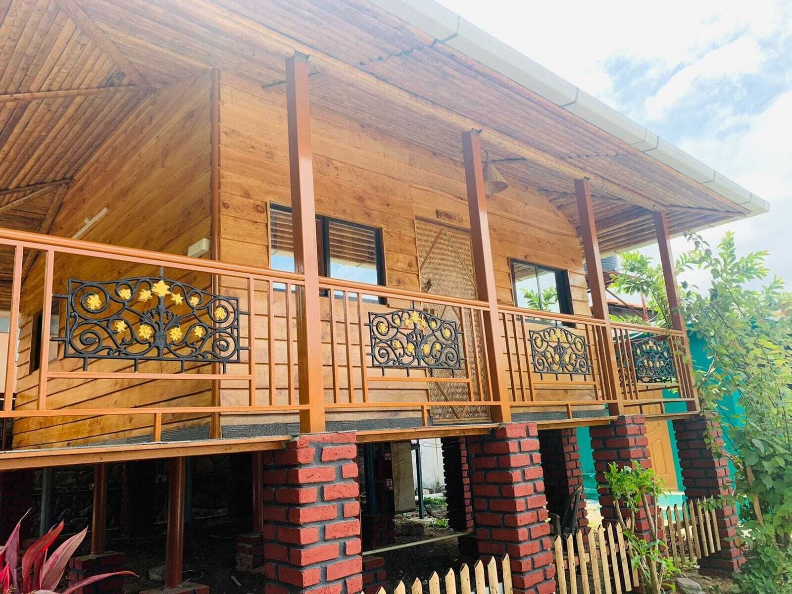 Klassieke villa, balkon, uitzicht op heuvels | Details aan de buitenkant