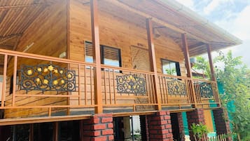 Klassieke villa, balkon, uitzicht op heuvels | Details aan de buitenkant