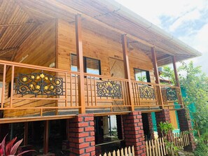 Klassieke villa, balkon, uitzicht op heuvels | Details aan de buitenkant