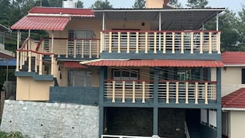 Klassieke villa, balkon, uitzicht op heuvels | Exterieur