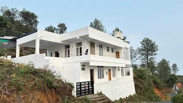 Klassieke villa, balkon, uitzicht op heuvels | Exterieur