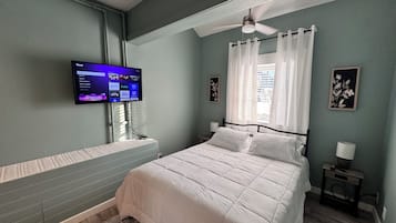 3 bedrooms, desk, iron/ironing board, free WiFi