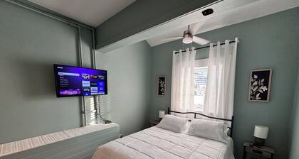 Downtown Vibes 3BR ~ Walk to Dining & Nightlife