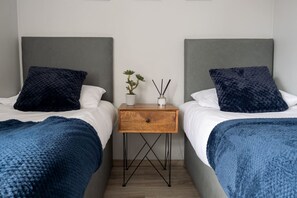 3 bedrooms, desk, iron/ironing board, WiFi - Exclusive House with Canadian Hot Tub (Great Yarmouth)
