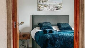 3 bedrooms, desk, iron/ironing board, WiFi