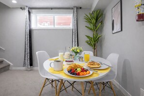 Dining - New Suite Fast Wifi & Full Kitchen Near Airport (Calgary)