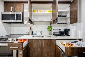 Fridge, microwave, oven, stovetop - New Suite Fast Wifi & Full Kitchen Near Airport (Calgary)