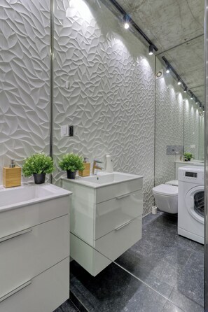 Bathroom - 2-bedroom Penthouse with stunning views in București (București)