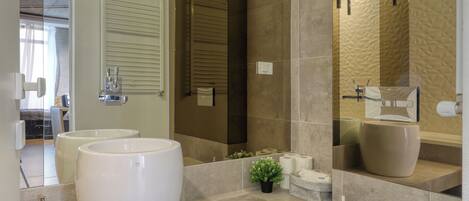 SĂšche-cheveux, serviettes fournies, savon, papier toilette