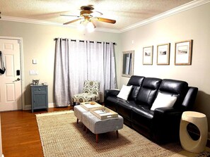 Living area - Seven Shores Townhome in Bradenton Minutes to AMI (Bradenton)