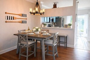 Dining - Seven Shores Townhome in Bradenton Minutes to AMI (Bradenton)