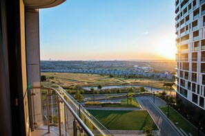 Property grounds - Luxury 1-bedroom studio apartment with exceptional amenities in Midrand. (Midrand)