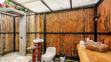 Deluxe Cabin, 1 Queen Bed, Private Bathroom, Mountain View | Bathroom