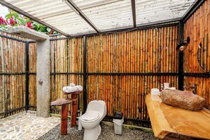 ดีลักซ์เคบิน, เตียงควีนไซส์ 1 เตียง, ห้องน้ำส่วนตัว, วิวภูเขา | ห้องน้ำ