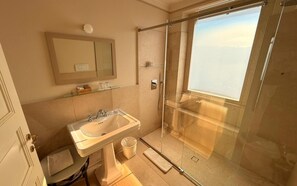 Junior Suite, Garden View | Bathroom | Hair dryer, towels, soap, shampoo
