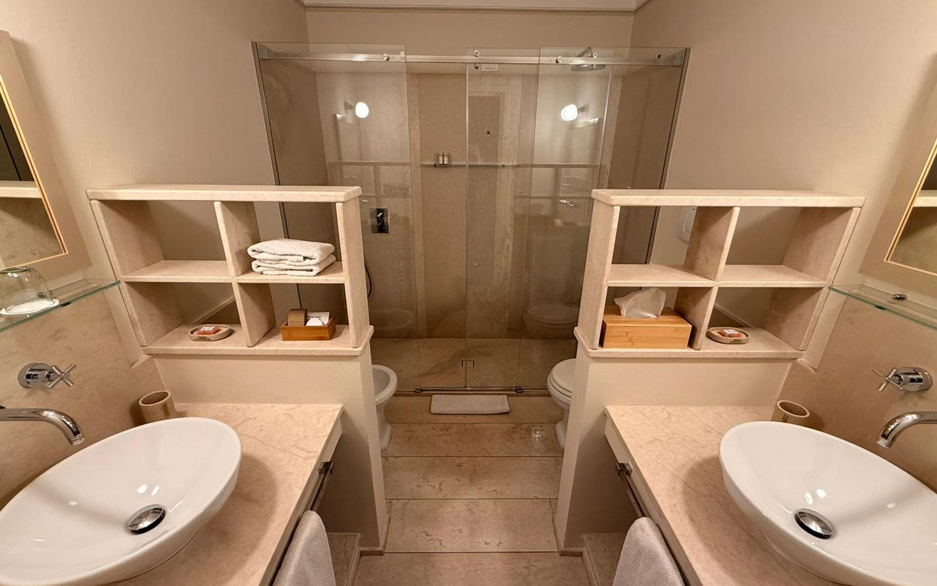 Habitación doble superior, vistas al jardín | Baño | Secador de pelo, toallas, jabón y champú