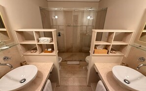 Superior Double Room, Garden View | Bathroom | Hair dryer, towels, soap, shampoo - Relais dei Poderi Einaudi (Dogliani)